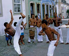 Praticantes de capoeira em ação, na cidade de Salvador, capital da Bahia.